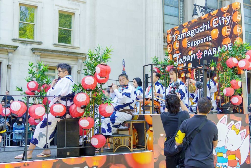 「フロート」の上から祇園囃子を演奏